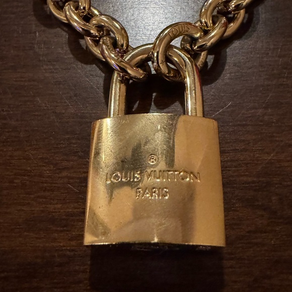 LV Edge lock and key necklace - Picture 5 of 11